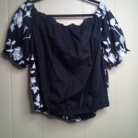 Who What Wear Blouse XXL Cropped Short Sleeve Black White Floral - Picture 3 of 13